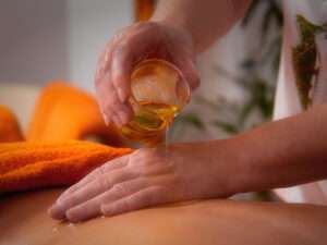 Eine wohltuende Rückenmassage mit Öl gegen Verspannung in schöner Atmosphäre.